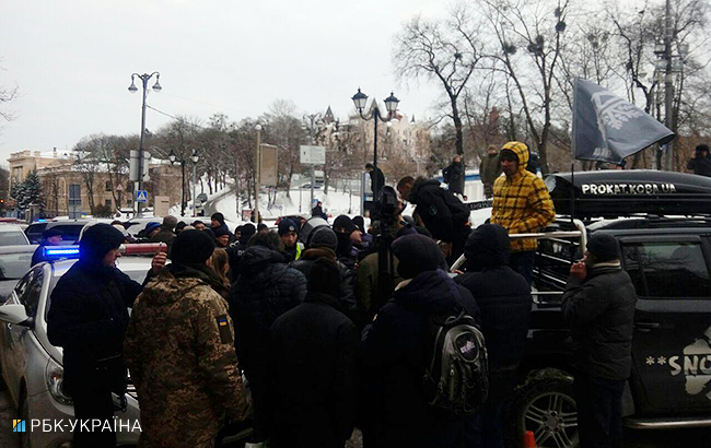 В Киеве активисты двинулись автопробегом к дому Порошенко