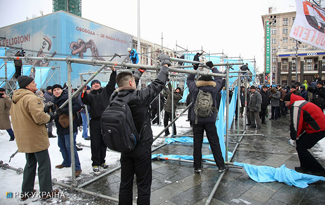 В центре Киева активисты начали разбирать конструкции на Майдане