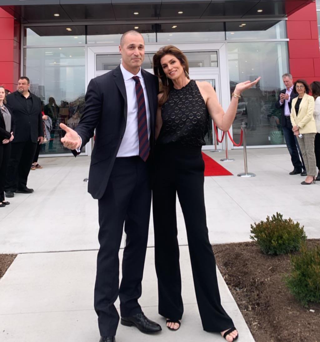 Горячая мамочка: Синди Кроуфорд устроила съемку в отельном номере