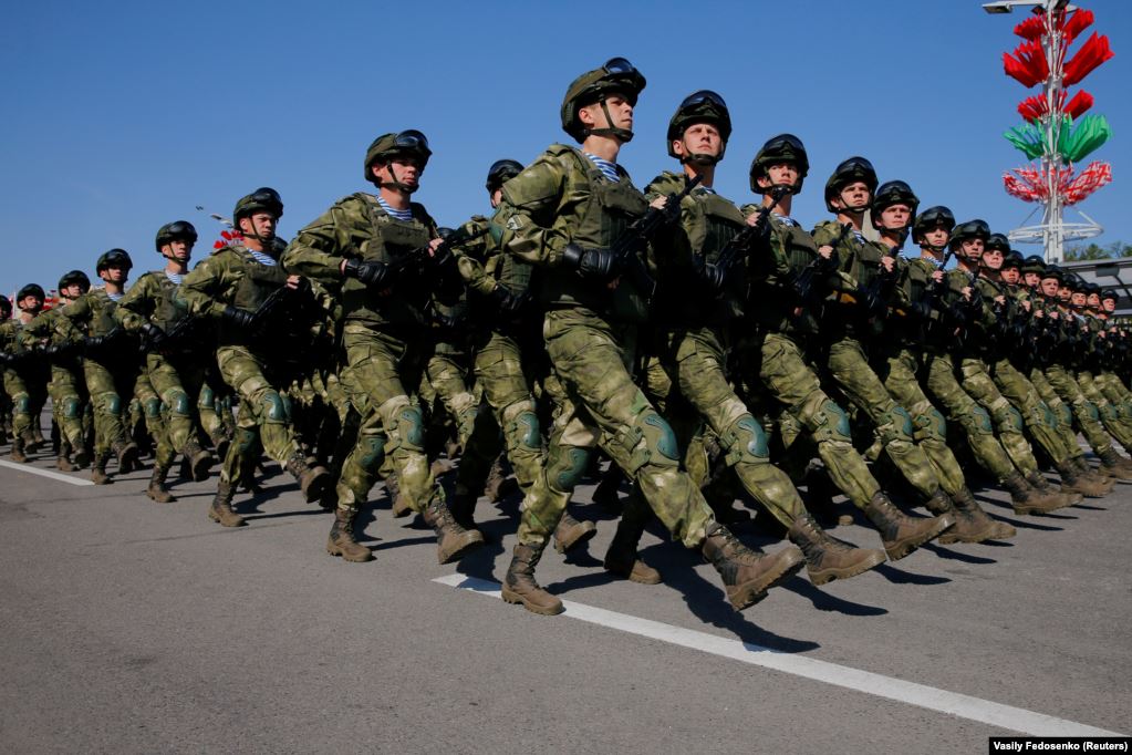 Тисячі людей без масок і дотримання дистанції: як пройшов парад у Мінську