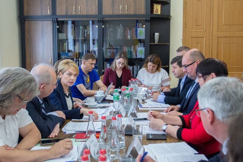 МОН начало переговоры с венгерской общиной о языковой статье закона об образовании