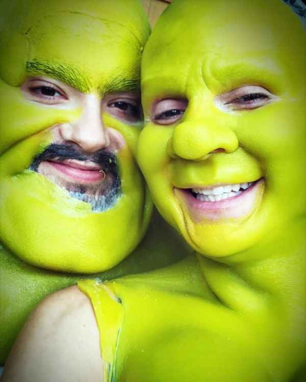 Шрек с Фионой, Барби и ангелы: яркие костюмы звезд на Хэллоуин 2018