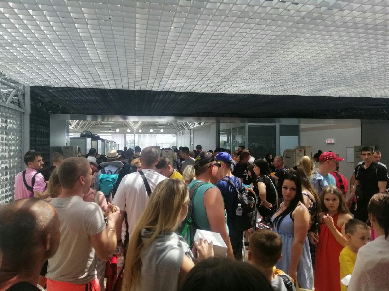 Застрягли в аеропорту &quot;Бориспіль&quot;: сотні українців з дітьми не можуть полетіти на відпочинок