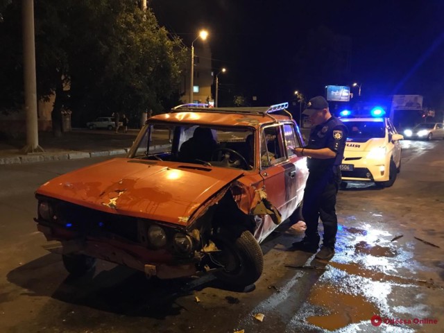 В Одессе авто протаранило остановку: люди чудом спаслись