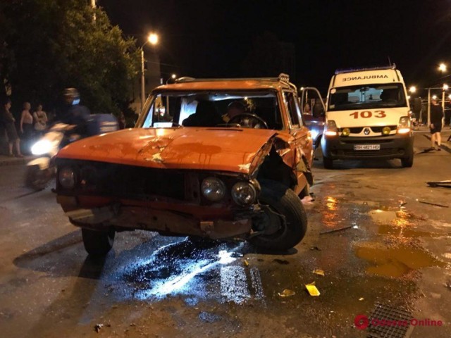 В Одессе авто протаранило остановку: люди чудом спаслись