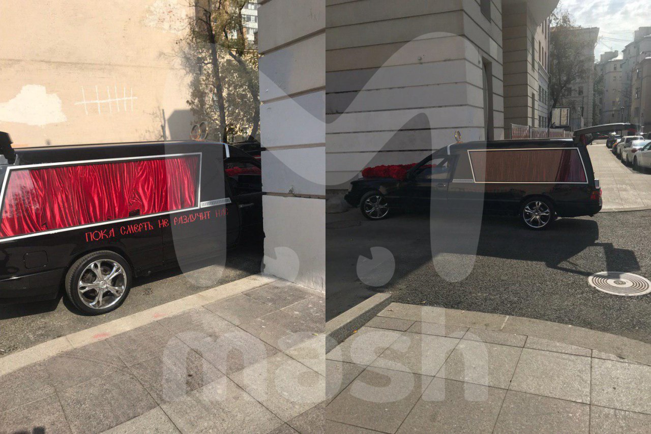 Біле плаття, браслети і катафалк: Ксенія Собчак виходить заміж (фото, відео)