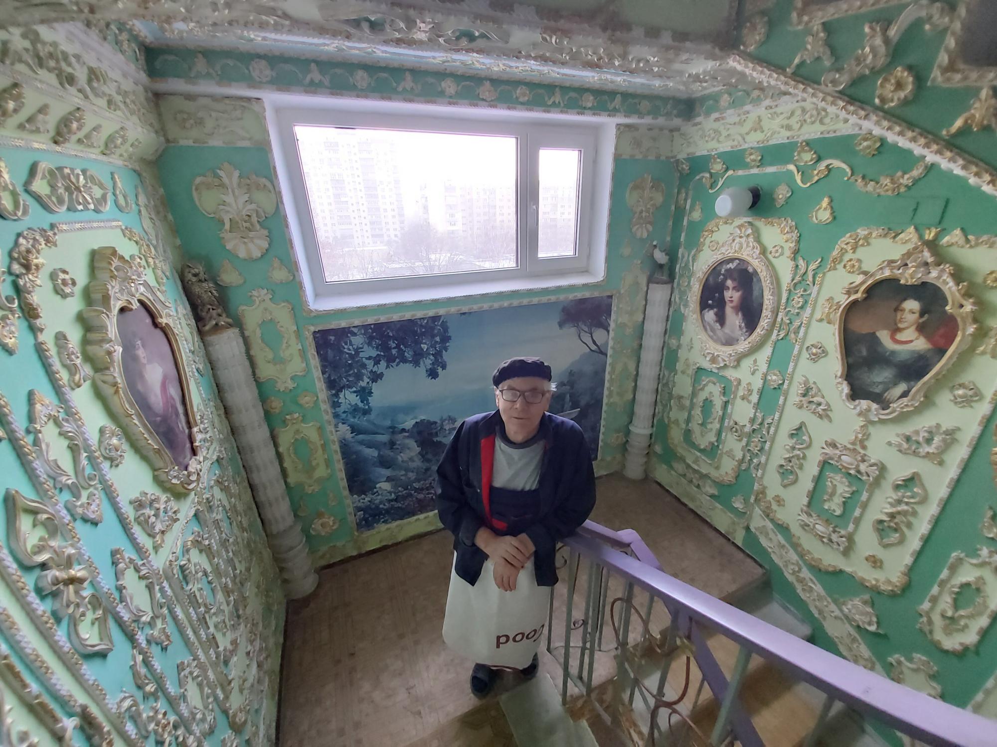 Пенсіонер перетворив під'їзд в Києві на справжній Версаль: ліпнина, позолота і багато картин