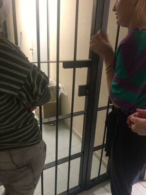 В Афінах українців тримали в ізоляторі без їжі і в антисанітарії (фото, відео)