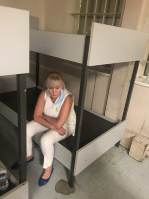 В Афінах українців тримали в ізоляторі без їжі і в антисанітарії (фото, відео)