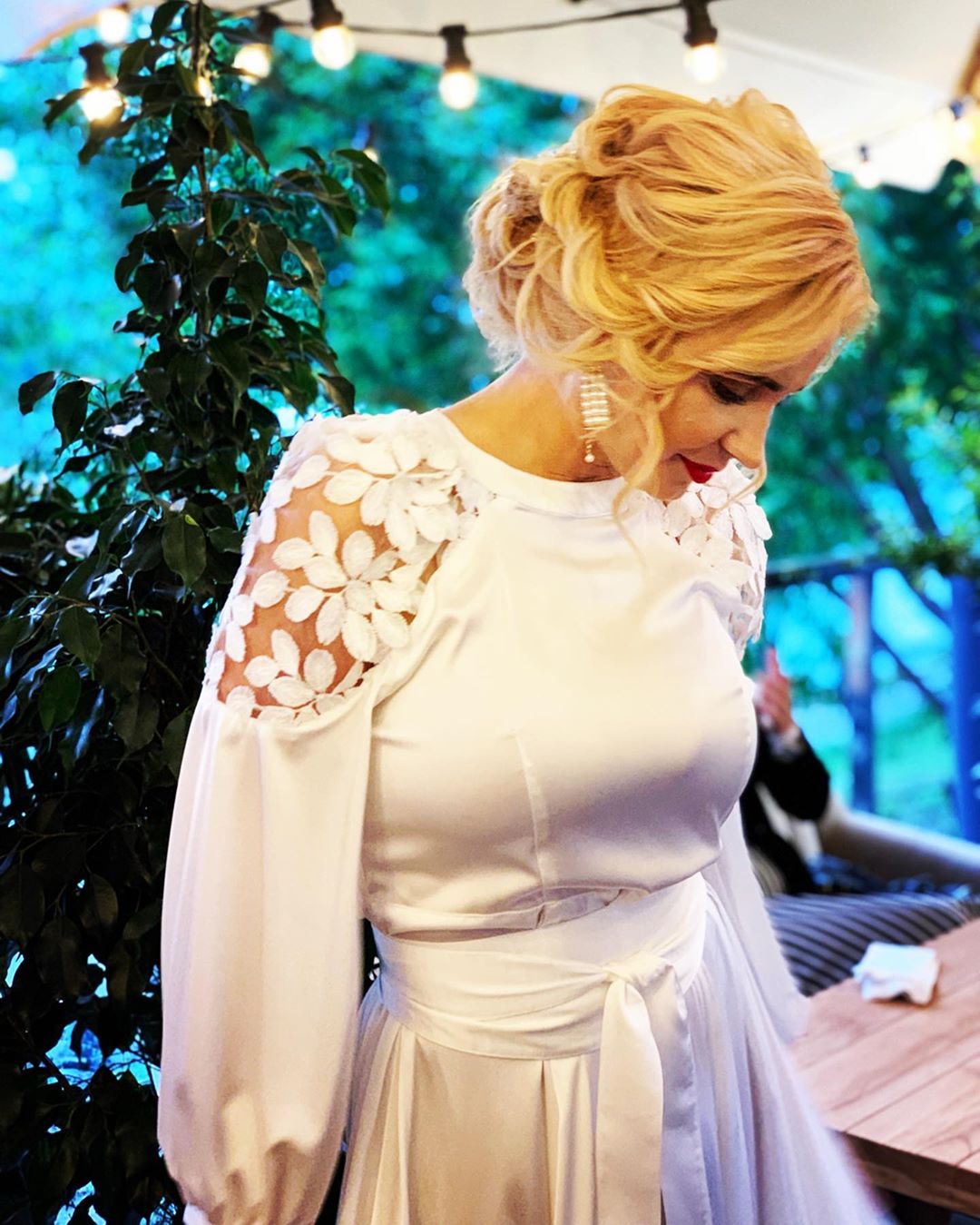 Лилия Ребрик в белом платье ошеломила эффектным выходом с мужем