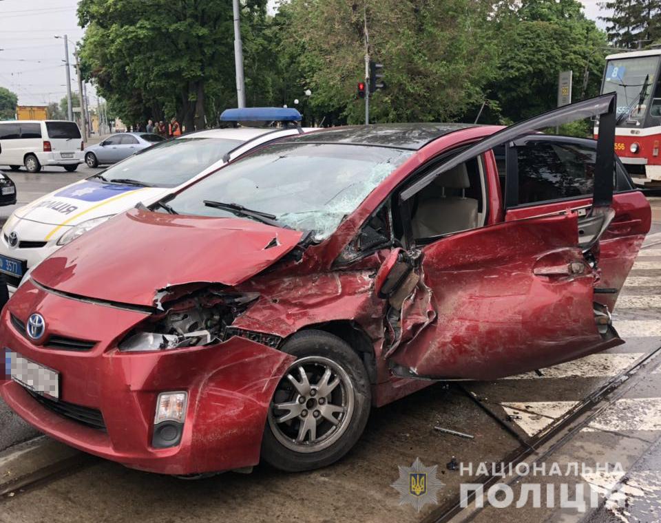 В Харькове трамвай сошел с рельсов и врезался в авто с ребенком (фото)