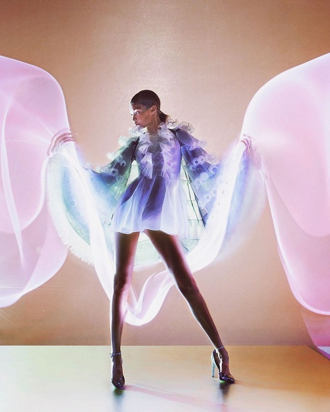 Пурпурный дождь: Джиджи Хадид в роскошном платье Valentino покорила Париж