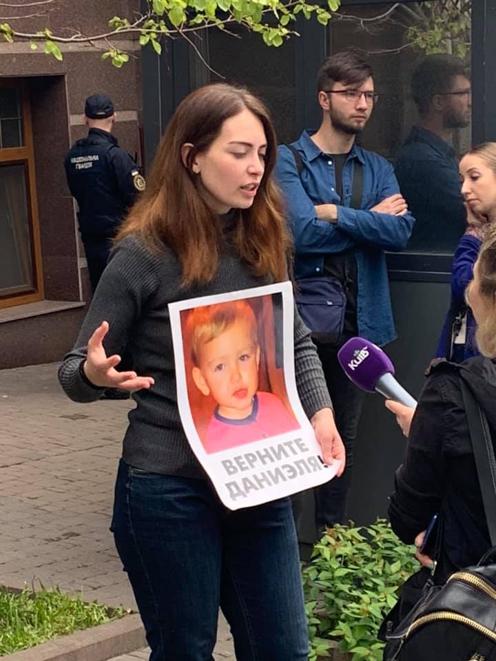 Забрали сына: плачущая мать третьи сутки стоит под посольством в Киеве