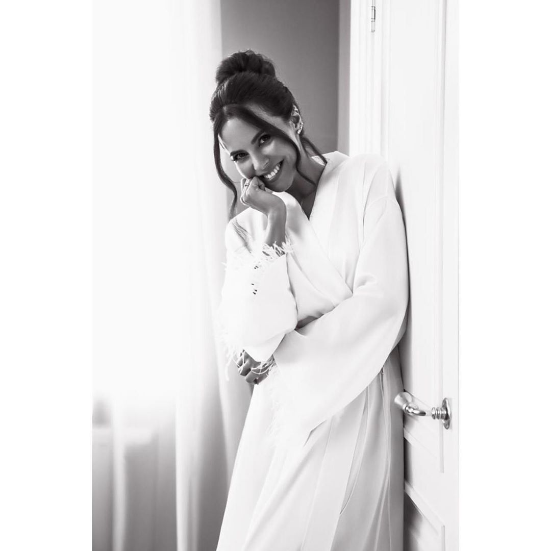 Самая счастливая: сияющая Настя Каменских пленила фото в халате