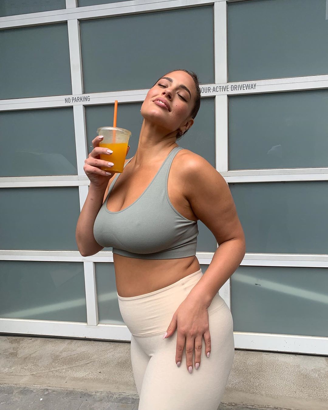 В ярком мини: модель  plus size Эшли Грэм соблазняет пышными формами