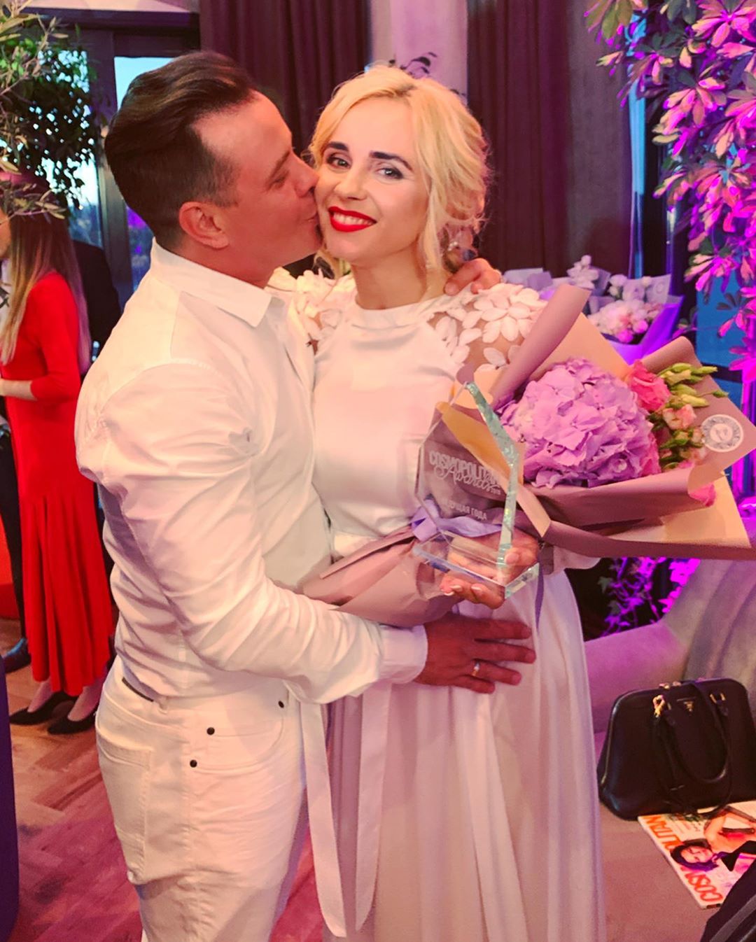 Лилия Ребрик в белом платье ошеломила эффектным выходом с мужем