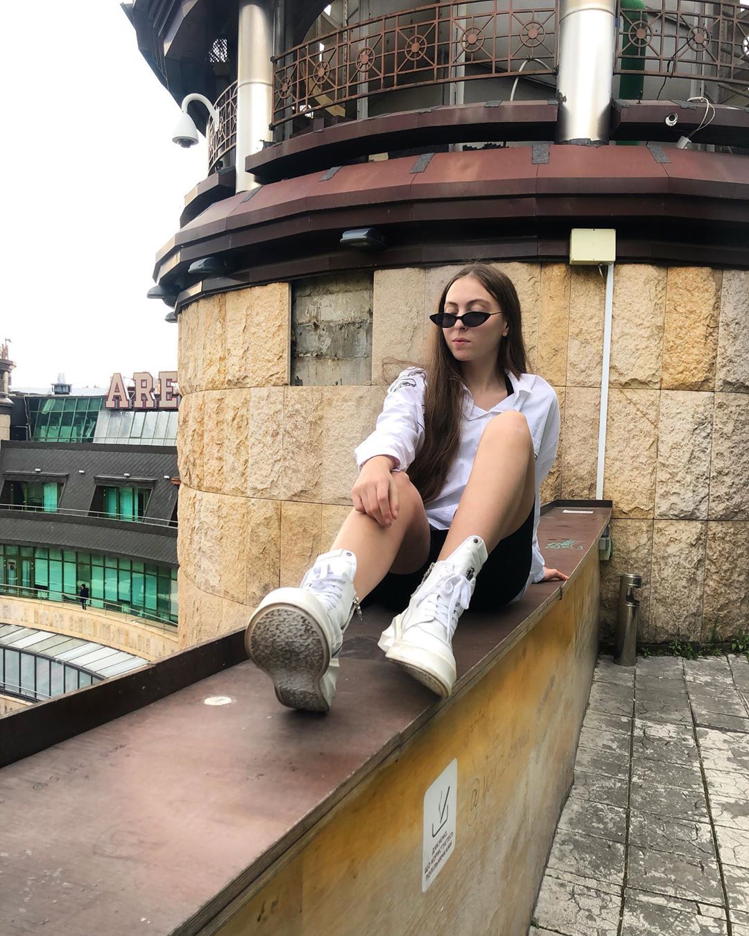 Дочь Оли Поляковой в трендовом образе показала длинные ноги