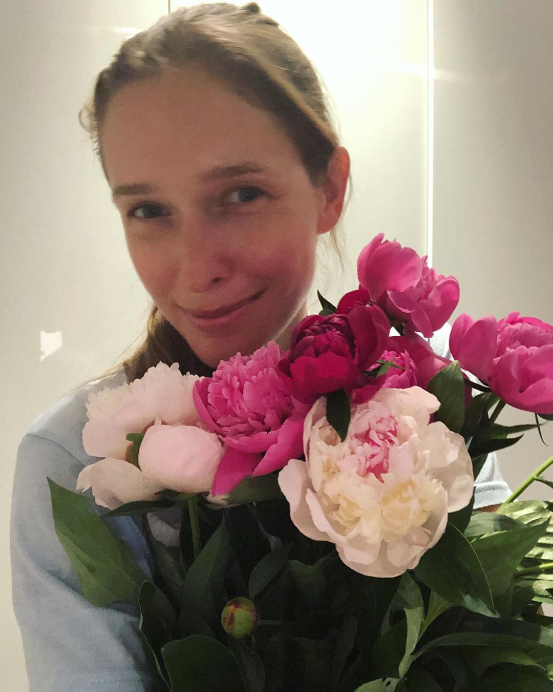"Немов 16-ть!" Катя Осадча захопила ніжним фото без макіяжу з улюбленими квітами