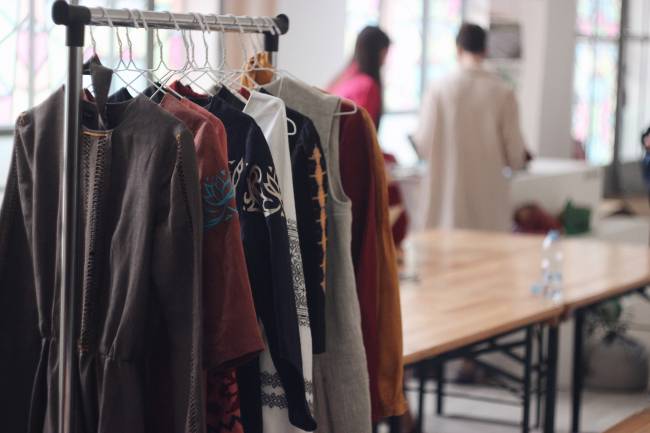 Осознанная мода: как масс-маркет вредит экологии и почему стоит отказаться от &quot;одноразовых&quot; вещей