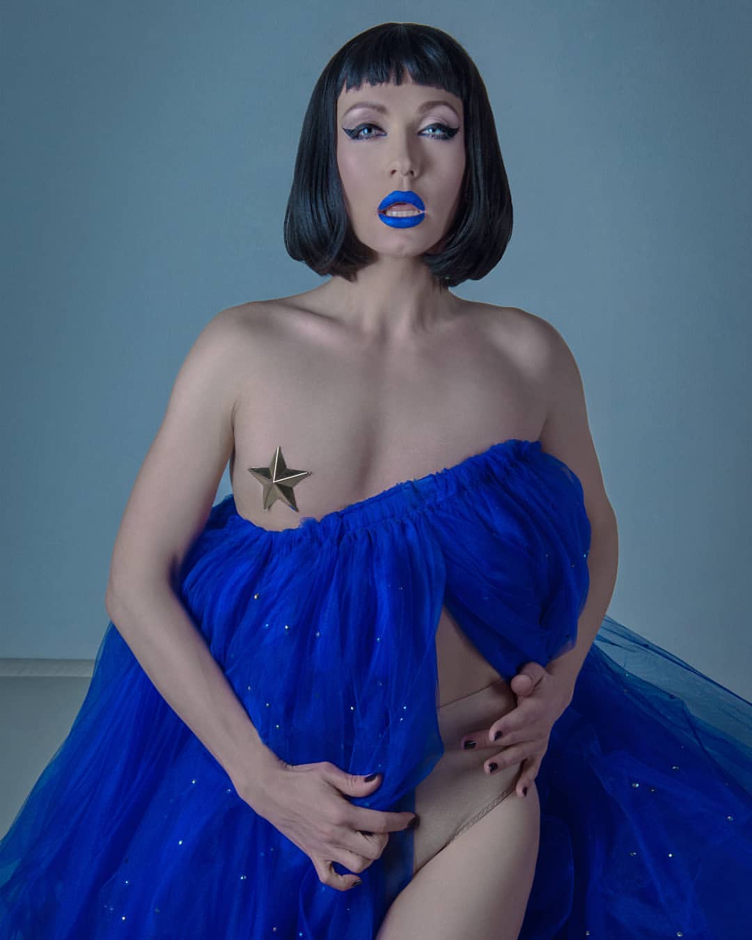 С голубыми губами: травести-дива Монро в смелом образе оголилась на камеру