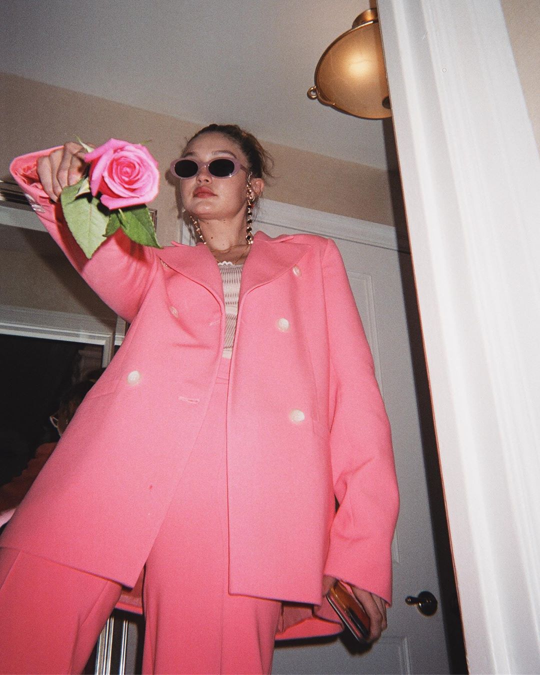 Рожевий в тренді: Джіджі Хадід показує, як носити брючний костюм