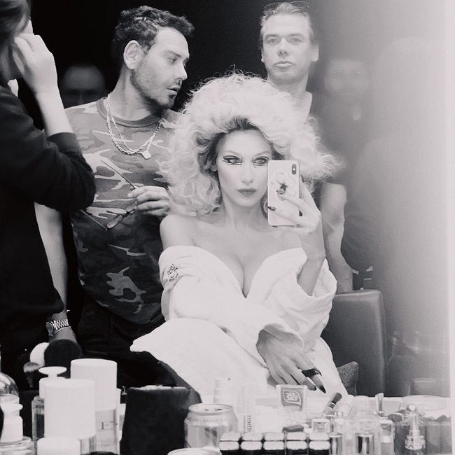 Роскошная блондинка с декольте: Белла Хадид восхитила новым провокационным образом