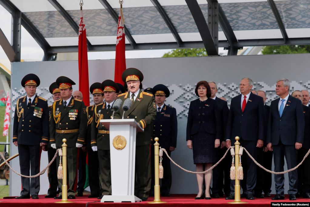 Тисячі людей без масок і дотримання дистанції: як пройшов парад у Мінську