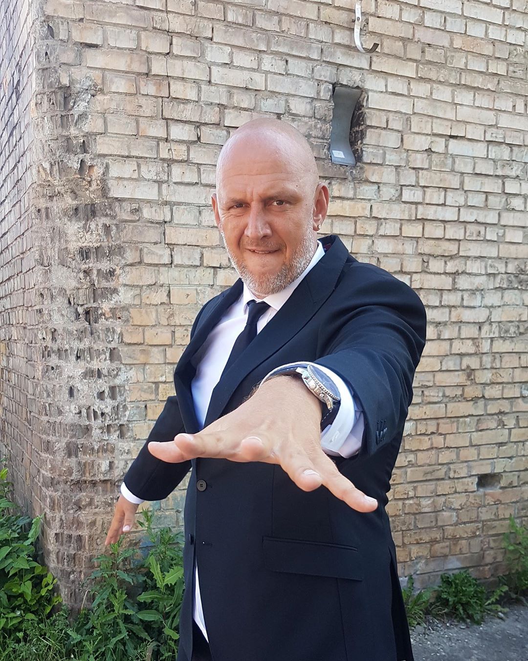 "Космічний розмах": стильний Потап в костюмі і краватці заінтригував заявою