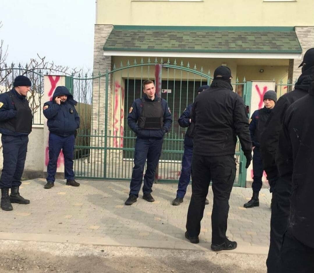 Под Одессой люди проучили живодера, который замучил кота на глазах у хозяина (видео)