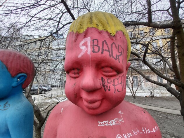 В Киеве вандалы изуродовали фигуры "писающих мальчиков": сделали из низ зэков