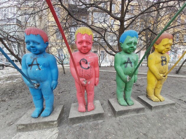 В Киеве вандалы изуродовали фигуры 