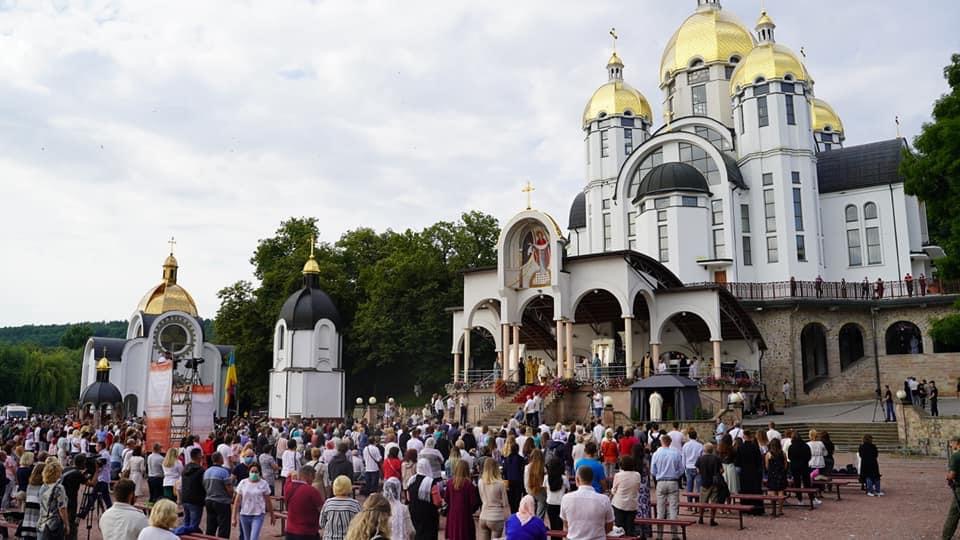 Порошенко во время Зарваницкого паломничества: Господь защищает Украину