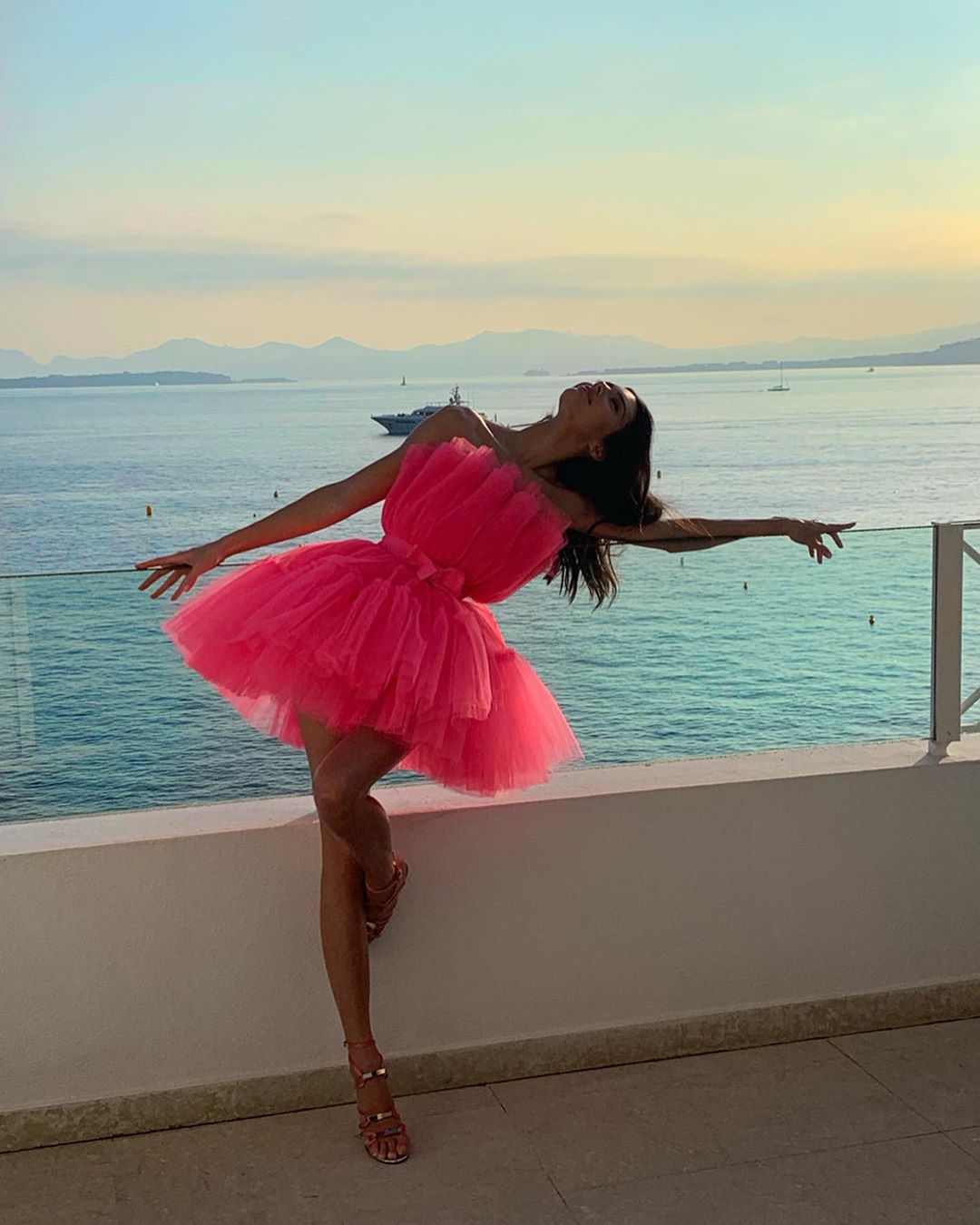 Розовая мечта: Кендалл Дженнер покорила сеть воздушным кукольным образом и стройными ногами