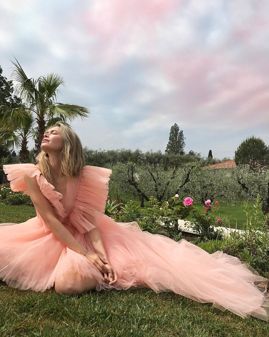 Воздушная принцесса: Вера Брежнева в роскошном наряде удивила новостью