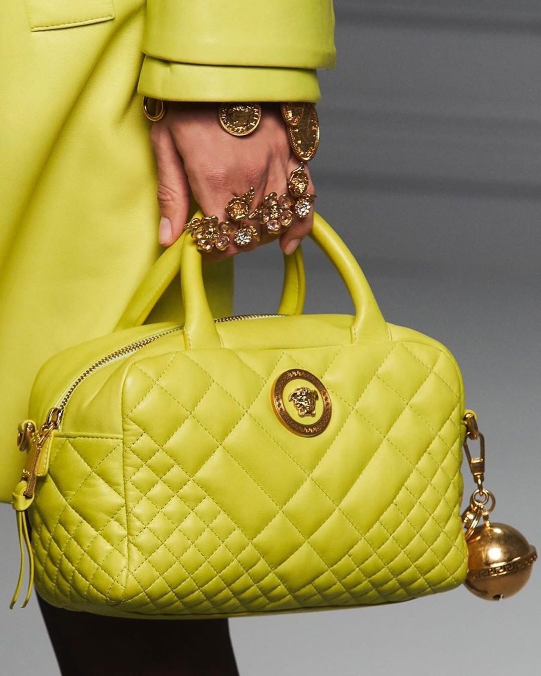 Ярче солнца: Ирина Шейк взорвала сеть стильным летним образом от Versace