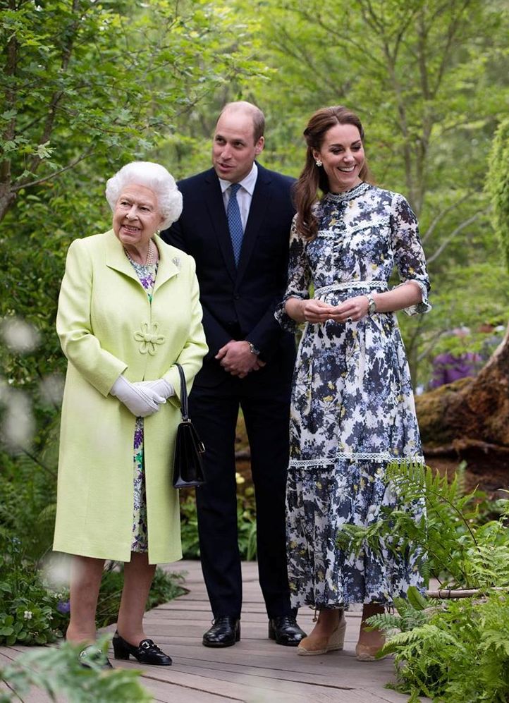 Природные мотивы: Кейт Миддлтон и королева Елизавета II в очаровательных нарядах посетили сад Chelsea Flower Garden