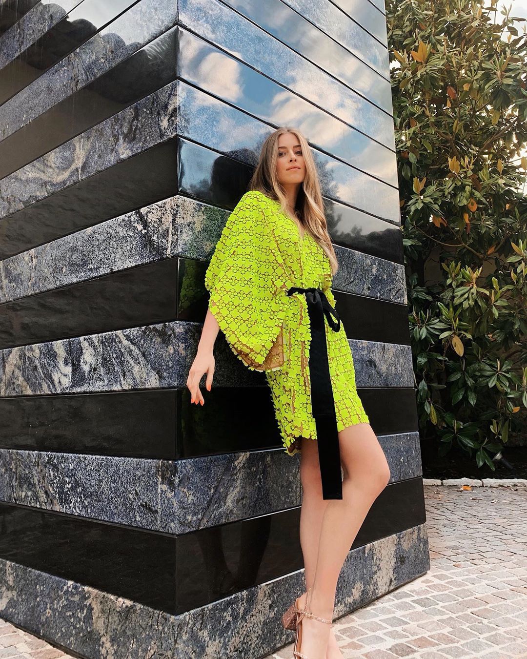 Довгонога онука Ротару в яскравій сукні-міні прогулялася по Манхеттену