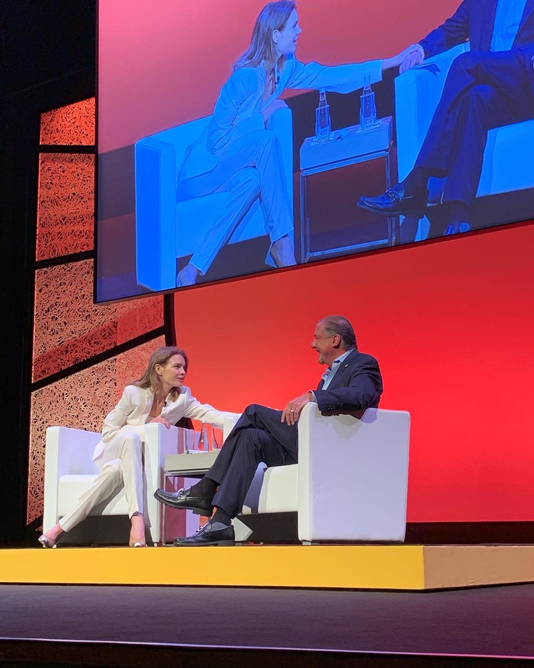 Модная девчонка: 37-летняя Наталья Водянова восхитила стройной фигурой в коротком платье