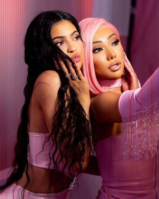 Родина – це всеі: Кайлі Дженнер засипала мережу фото з сестрами в рожевих лялькових нарядах