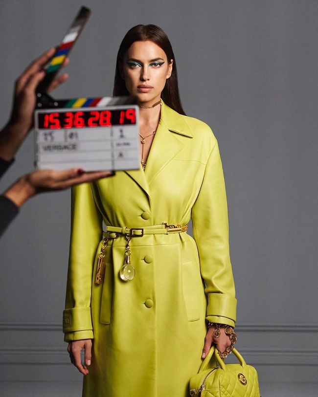 Ярче солнца: Ирина Шейк взорвала сеть стильным летним образом от Versace