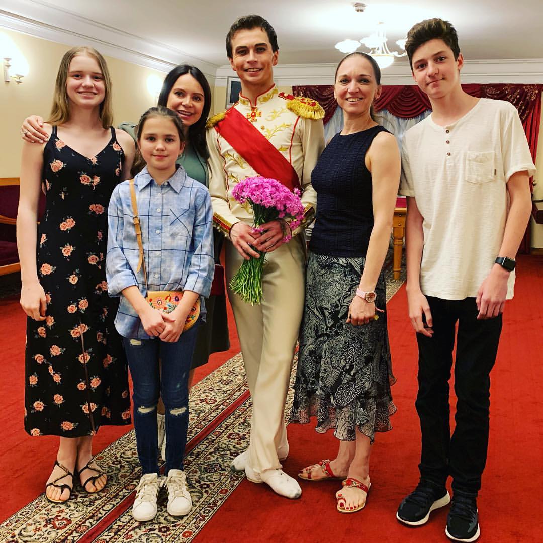 "Окультурюємося": Вагітна Лілія Подкопаєва сходила з дітьми на балет в Києві