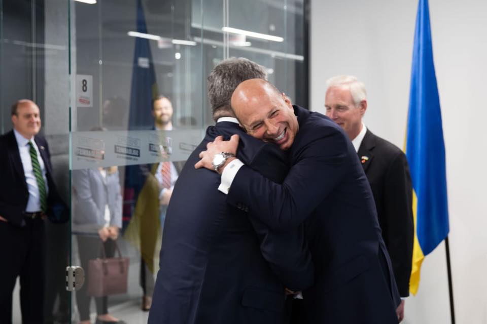 Порошенко зустрівся у новому офісі з міжнародними партнерами