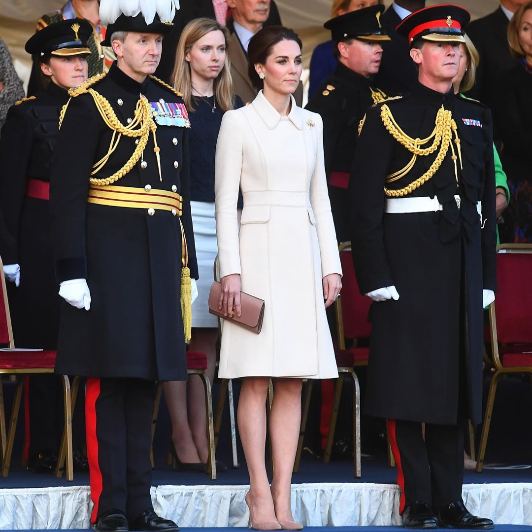 Ваша світлість: Кейт Міддлтон захопила мережу бездоганним образом в білих тонах