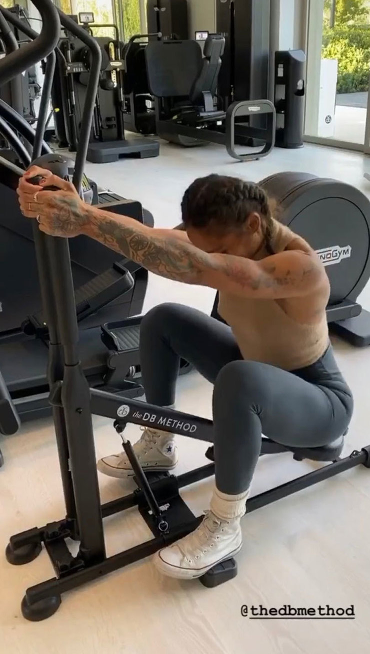 Вот так подарок! Ким Кардашьян предложила сестрам скульптурировать ягодицы на Рождество (фото)