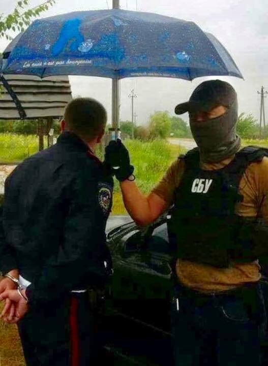 Турботливий СБУшник із &quot;гламурною&quot; парасолькою спантеличив мережу (фото)