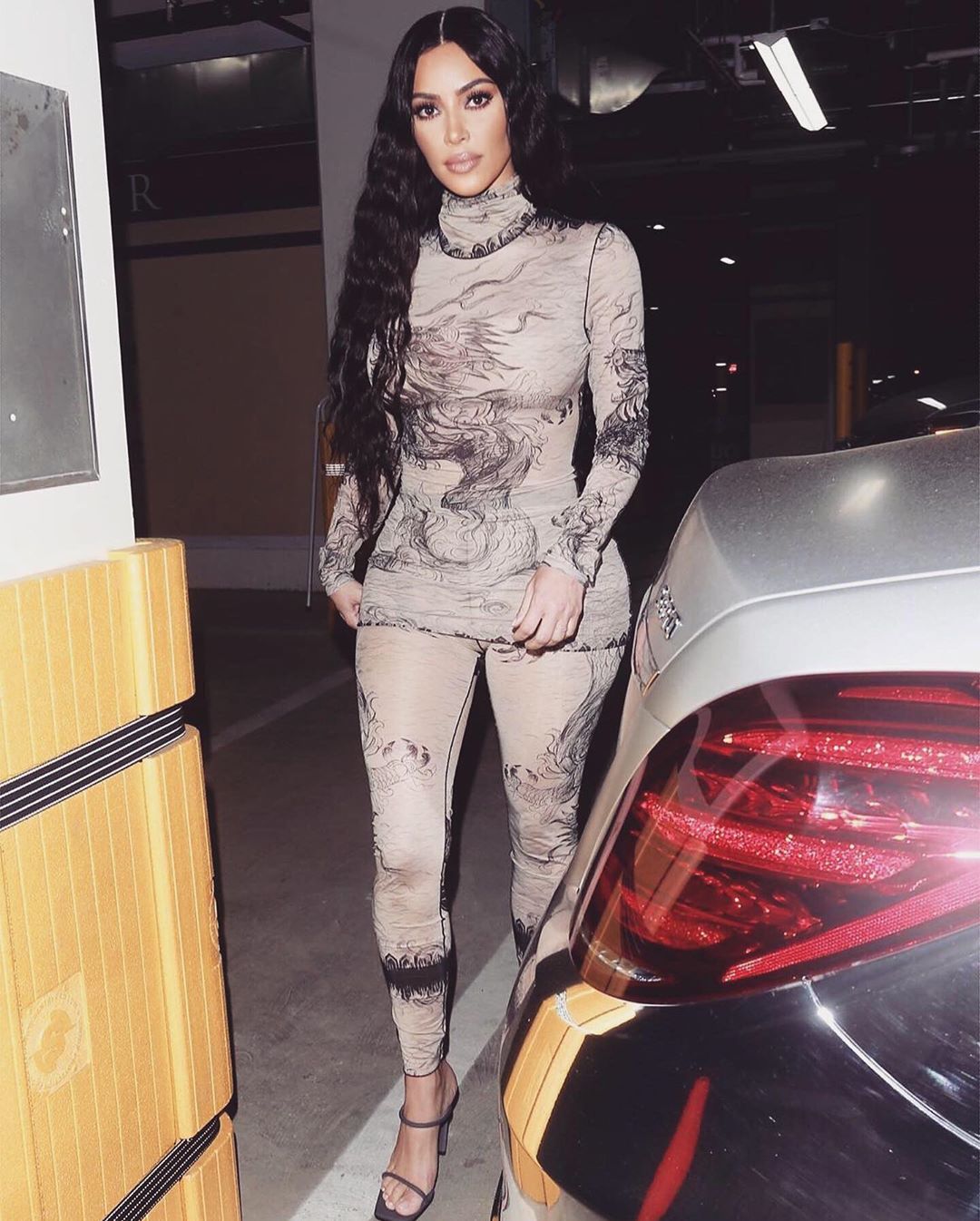 Подчеркнуть нужное: Ким Кардашьян восхитила стройной фигурой в обтягивающем комбинезоне
