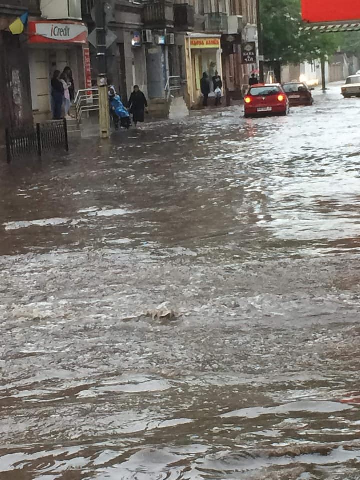 Вулиці перетворилися на річки: ще одне українське місто пішло під воду. Відео