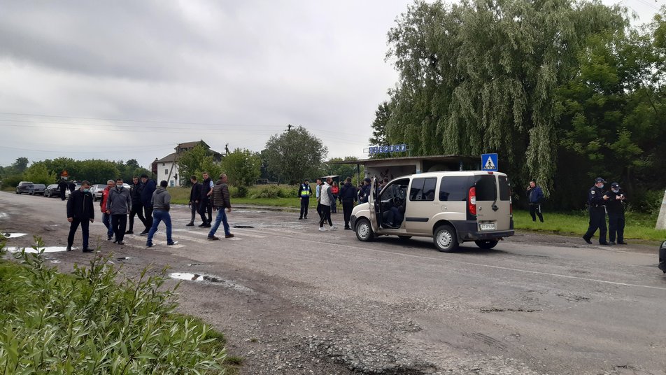 Жители шести сел на Прикарпатье перекрыли дорогу, требуя ремонта (фото)