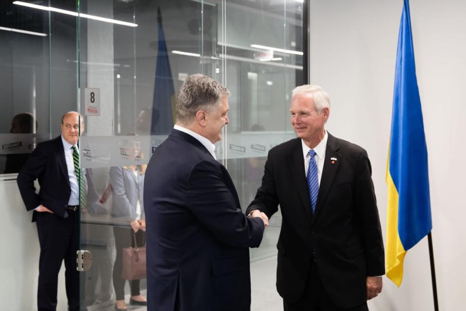 Порошенко зустрівся у новому офісі з міжнародними партнерами