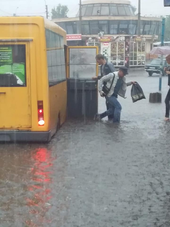 Вулиці перетворилися на річки: ще одне українське місто пішло під воду. Відео